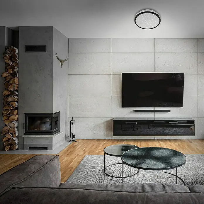 Tween Light LED-Deckenleuchte rund - 10 W, Weiß/Schwarz, Warmweiß - Wohnzimmer mit modernem Design und Fokus auf dem eleganten Couchtisch-Set mit runden Glasplatten und schlanken, schwarzen Metallgestellen.