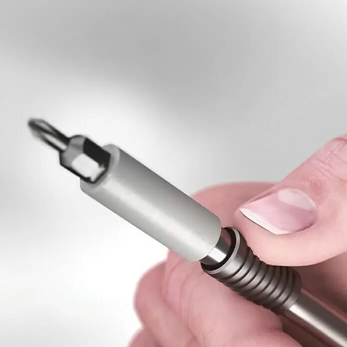 Wiha Schraubendreher mit Bit-Magazin LiftUp 26one - 14 -tlg. - Eine Hand hält ein modulares Schraubendrehersystem mit silberner Bithalterung und Sechskant-Einsatz.