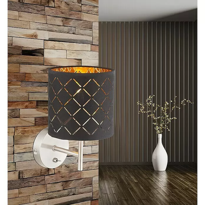 Globo Clarke Wandleuchte - 40 W, Nickel-matt, E14 - Wandleuchte mit schwarzem Stoffschirm, Rautenausschnitten und goldener Innenseite, an rustikaler Holzwand montiert.
