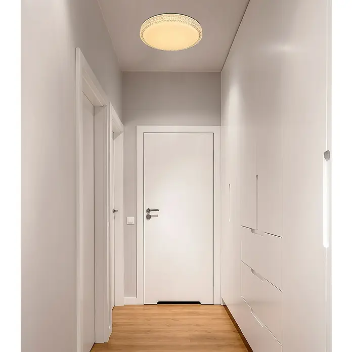 Globo Deckenleuchte rund OVI - 22 W, Ø x H: 400 mm x 41 cm, Nicht Dimmbar - Diese Aufnahme zeigt eine moderne LED-Deckenleuchte, die mit ihrem warmen Licht einen einladenden Flur beleuchtet. Das Design ist schlicht und elegant.