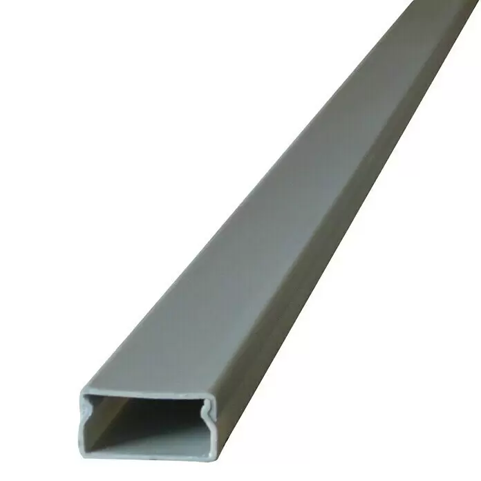 Mini-Kabelkanal - 2 m x 30 mm x 15 mm, Silber - Grauer rechteckiger Kunststoff-Kabelkanal zur Kabelführung.