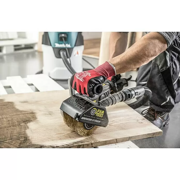 Fartools Lijadora multifunción eléctrica  REX 120D - 1.300 W - Una persona usa un renovador FAR TOOLS con un cepillo de alambre de latón para preparar una tabla de madera. La herramienta está conectada a un sistema de extracción de polvo.