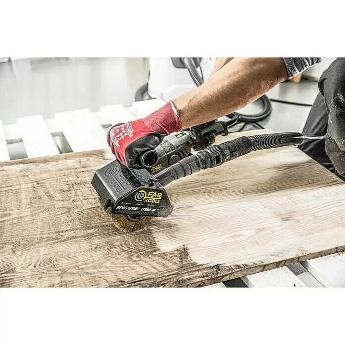 Fartools Lijadora multifunción eléctrica  REX 120D - 1.300 W - Persona usando renovador de superficies FAR TOOLS negro y amarillo con cepillo de latón para limpiar madera, conectado a aspiradora.