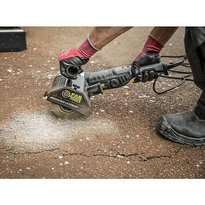 Fartools Lijadora multifunción eléctrica  REX 120D - 1.300 W - Persona usa renovador exterior negro FAR TOOLS con cepillo giratorio sobre hormigón, creando polvo.