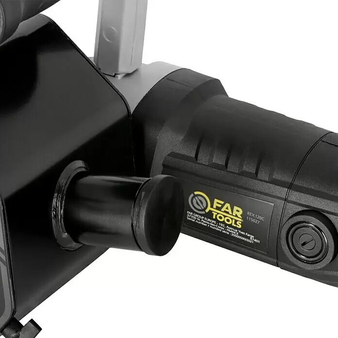 Fartools Lijadora multifunción eléctrica  REX 120D - 1.300 W - Primer plano de una herramienta eléctrica negra FAR TOOLS REX 120C, mostrando su mango texturizado y parte de su carcasa brillante con la etiqueta del producto.