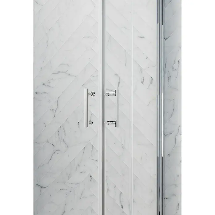 GEO Hit Pro Eckdusche B-PE240L x B x H: 80 x 80 x 202,2 cm, Beschichtet, Stärke: 6 mm, Chrom - Detailaufnahme einer modernen Duschkabine mit eleganten Griffen und Marmorwand im Fischgrätmuster. Die klaren Linien unterstreichen das stilvolle Design.