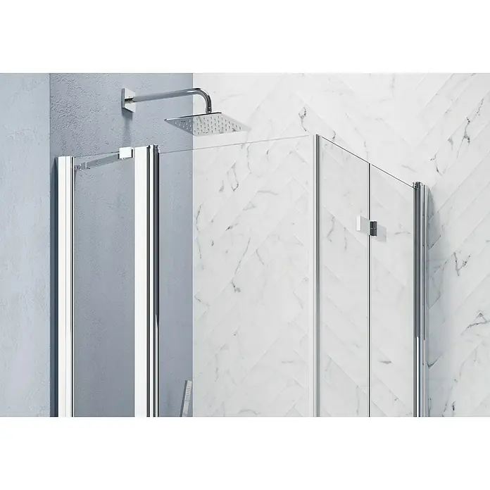 GEO Hit Pro Eckdusche B-PE240 - 90 x 80 x 202,2 cm, Beschichtet, Chrom, Glasstärke: 6 mm - Detailaufnahme einer Duschkabine mit klaren Glaswänden und glänzenden Chrombeschlägen vor einer stilvollen Marmorwand.