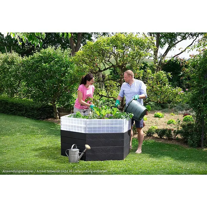 Garantia Hochbeet-Erweiterung Wachstumsmodul Ergo XL - Kunststoff, Transparent - Ein Paar arbeitet im Garten mit einem Hochbeet, das aus schwarzen und weißen Kunststoffelementen besteht. Eine Gießkanne steht daneben.