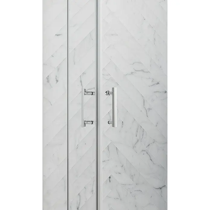 GEO Hit Pro Eckdusche B-PE420L x B x H: 90 x 90 x 202,2 cm, Beschichtet, Stärke: 6 mm, Chrom - Nahaufnahme einer eleganten Duschkabine mit Griffen und Marmorfliesen, die einen luxuriösen Touch im Badezimmer vermitteln.