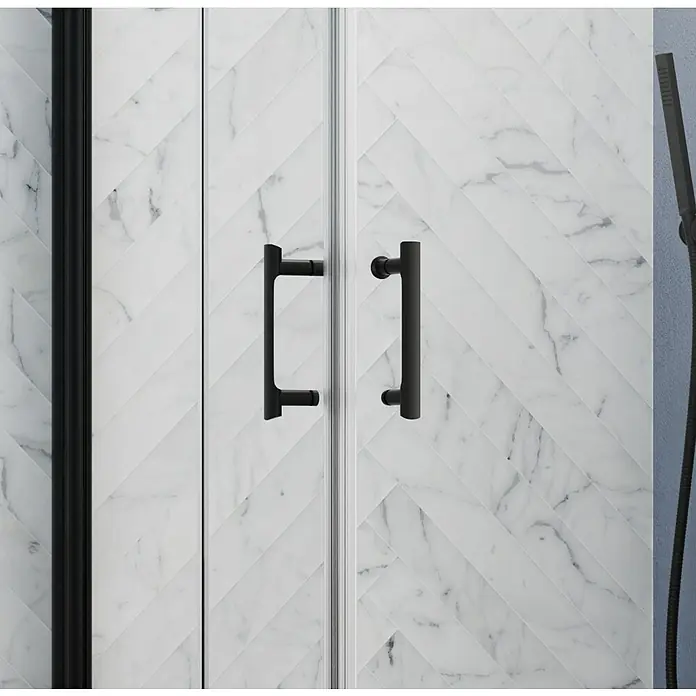 GEO Hit Pro Eckdusche B-PE420 - 100 x 100 x 202,2 cm, Beschichtet, Schwarz, Glasstärke: 6 mm - Nahaufnahme einer Duschkabine mit schwarzen Griffen und weißem Marmorfliesenmuster. Elegantes Design für ein modernes Badezimmer.