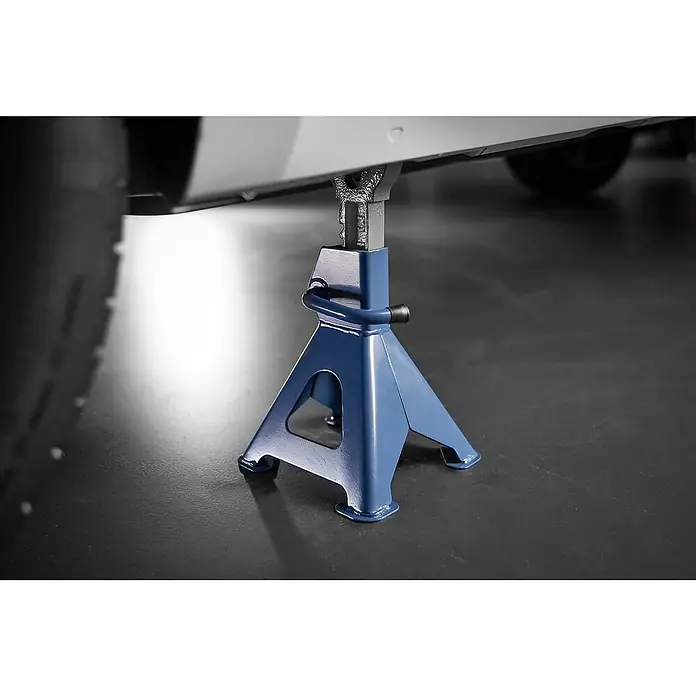 UniTEC Unterstellbock - Teleskopierbar: 28 cm - 42 cm - Ein blauer Unterstellbock stützt ein Fahrzeug, ideal für sichere Reparaturen und Wartungsarbeiten am Auto in der Werkstatt.