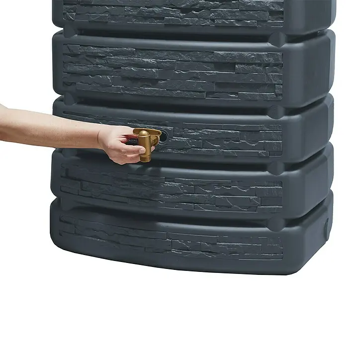 4rain Regenspeicher Slim Stone - 500 l, Grau - Nahaufnahme eines grauen Regentonnen-Wassertanks mit einem Hahn, an dem eine Hand zu sehen ist.