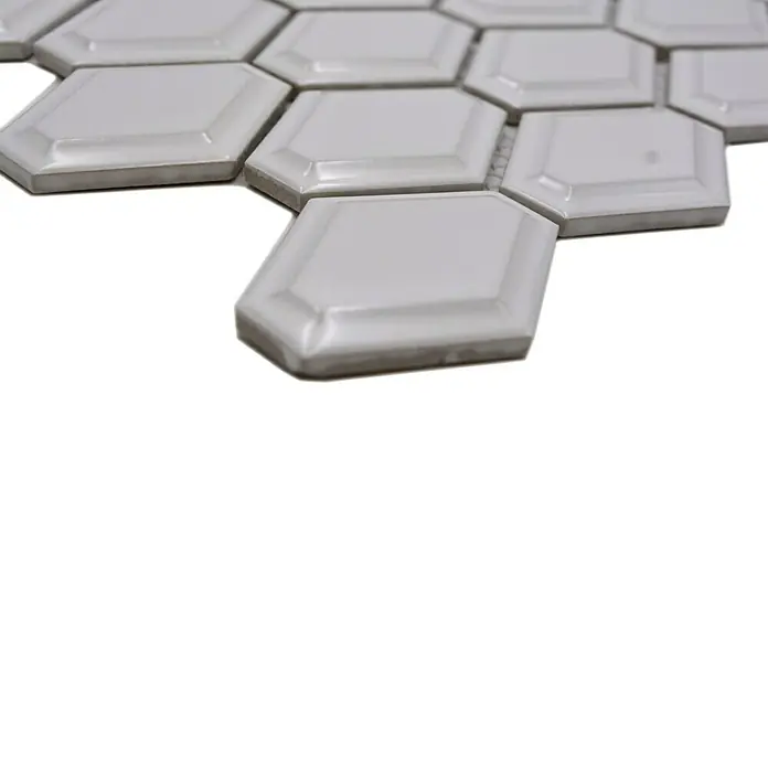 Mosaikfliese Diamant CG MD 1WG - 25,2 x 26,5 cm, Weiß, Glänzend - Nahaufnahme von sechseckigen, grau glasierten Fliesen mit abgeschrägten Kanten. Perfekt für Badezimmer, Küchen oder als dekoratives Element.