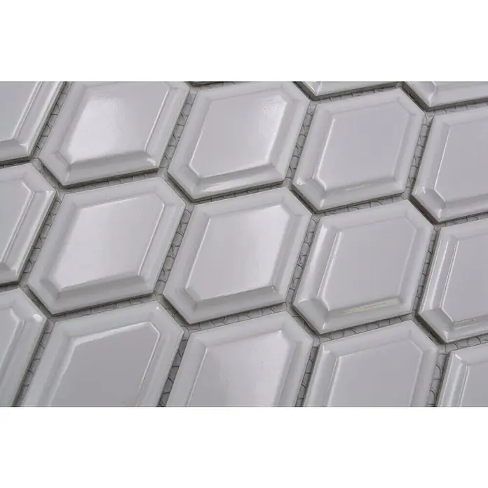 Mosaikfliese Diamant CG MD 1WG - 25,2 x 26,5 cm, Weiß, Glänzend - Nahaufnahme von weißen, rautenförmigen Keramikfliesen mit glänzender Oberfläche, ideal für stilvolle Wandverkleidungen.