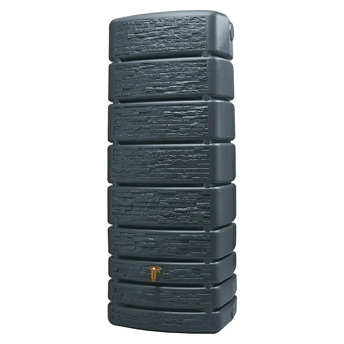4rain Regenspeicher Slim Stone - 500 l, Grau - Ein schlanker, grauer Regenspeicher mit Steinmuster und goldenem Wasserhahn für die Gartenbewässerung. Praktisch und dekorativ für jeden Garten.