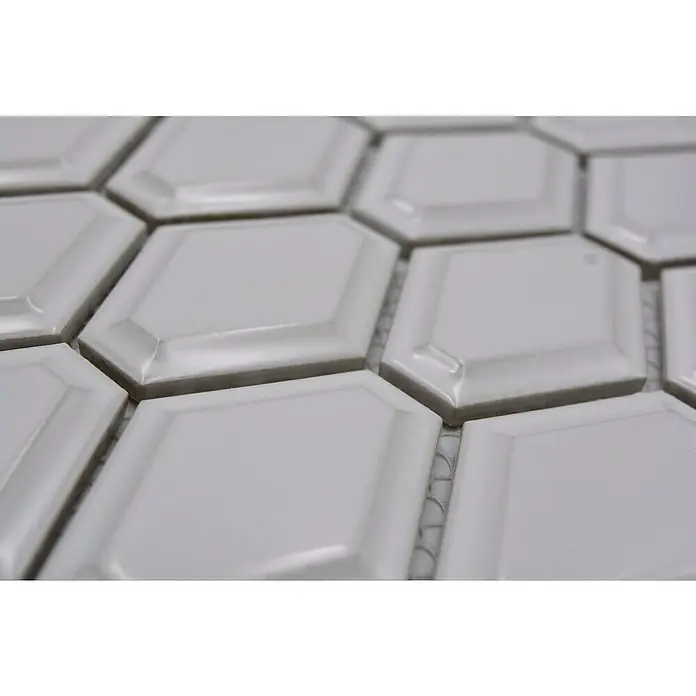 Mosaikfliese Diamant CG MD 1WG - 25,2 x 26,5 cm, Weiß, Glänzend - Nahaufnahme von weißen, sechseckigen Fliesen mit abgeschrägten Kanten. Die Fliesen sind glänzend und liegen eng aneinander.
