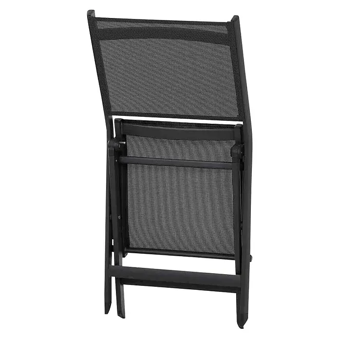 Siena Garden Tesoro GartenstuhlAnthrazit, Ranotex®-Geflecht, Klappbar - Ein zusammengeklappter, schwarzer Relaxsessel mit Netzbespannung, ideal für Garten oder Terrasse. Praktisch und platzsparend.