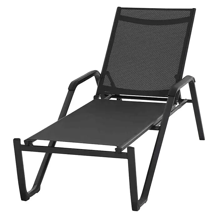 Siena Garden Tesoro SonnenliegeL x B x H: 195 x 69,5 x 108 cm, Anthrazit - Eine schwarze Gartenliege mit Armlehnen und einer Mesh-Rückenlehne auf schwarzem Hintergrund. Entspannung pur im Freien!