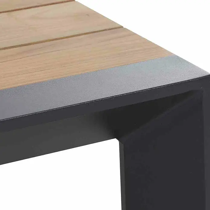 Siena Garden Gartentisch LondraL x B x H: 160 x 90 x 67 cm, Teak, Aluminium, Braun/Anthrazit - Nahaufnahme eines modernen Gartentisches mit Holzplatte und einem Gestell aus dunklem Metall. Das Design ist schlicht und elegant.