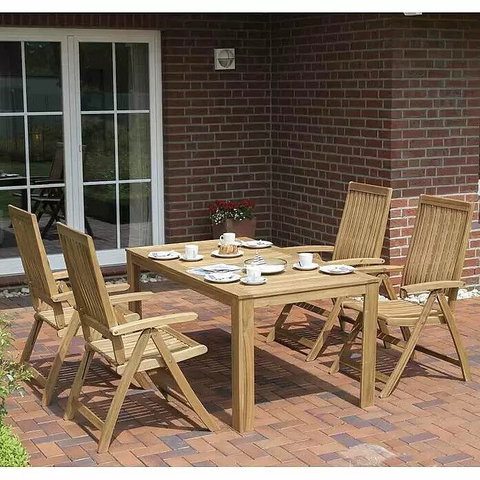 Siena Garden Garten-Positionssessel Paleros - Akazie, Rückenlehne verstellbar, Naturbraun, B x T x H: 60 x 70 x 113 cm - Teak-Gartensitzgruppe mit Tisch und vier Stühlen, auf einer Terrasse platziert.