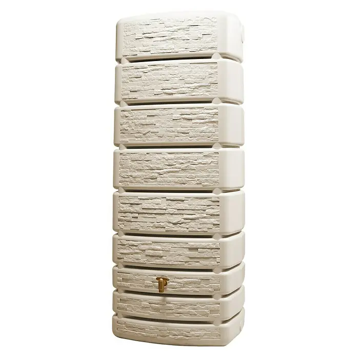 4rain Regenspeicher Slim Stone - 500 l, Beige - Nahaufnahme eines stilvollen, stapelbaren Regentonnen-Systems in Steinoptik mit einem goldenen Wasserhahn.