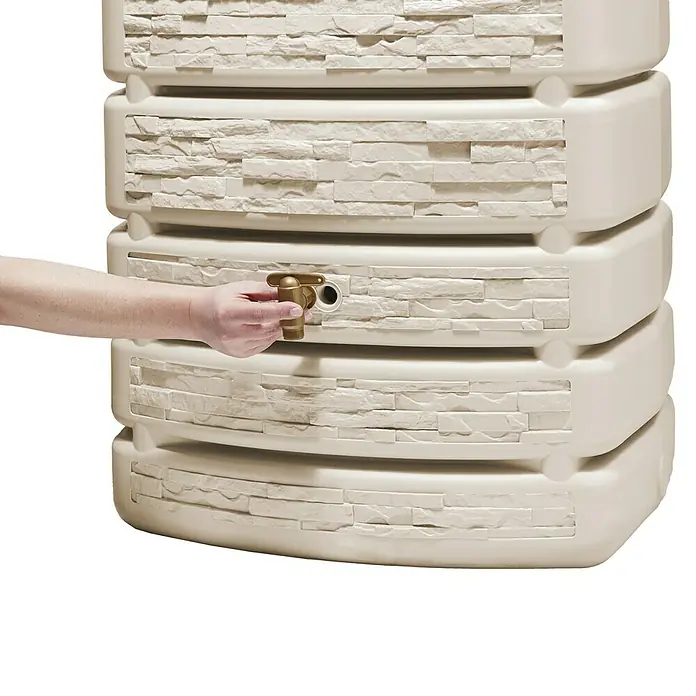 4rain Regenspeicher Slim Stone - 500 l, Beige - Nahaufnahme einer Regentonne mit einem goldenen Wasserhahn, an dem eine Hand dreht.