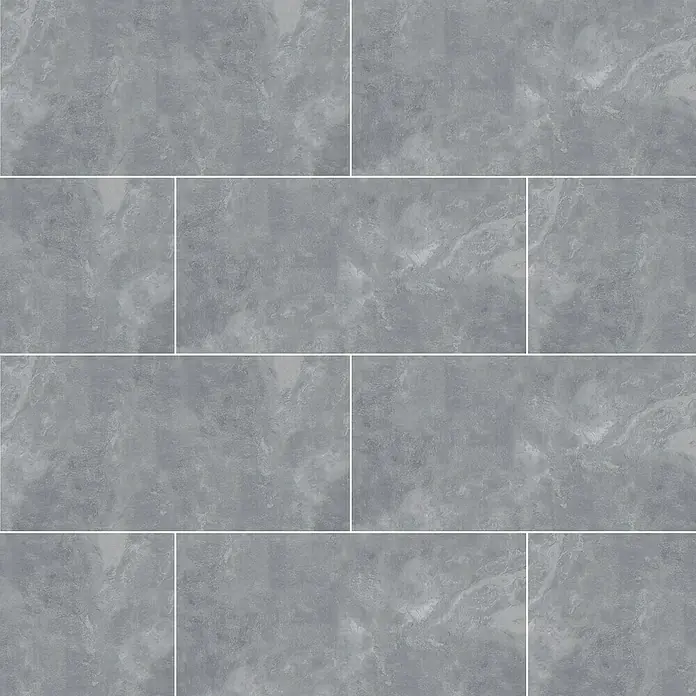 Feinsteinzeugfliese Geo Grey - 60 x 120 cm, Grau, Schimmernd - Graue Fliesen mit einem subtilen Marmormuster und klaren weißen Fugenlinien, die ein modernes und stilvolles Bodendesign ergeben.