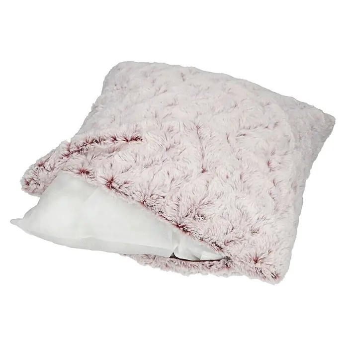 Kissen Smooth - Rot, 45 x 45 cm, 100 % Polyester - Nahaufnahme eines quadratischen, rosafarbenen Dekokissens mit Füllung, das eine weiche und einladende Textur aufweist.