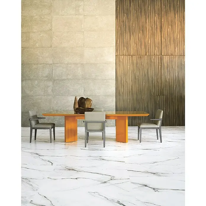 Feinsteinzeugfliese Marmi Statuario - 60 x 120 cm, Weiß, Glänzend - Einrichtung mit einem orangefarbenen Tisch und grauen Stühlen auf einem weißen Marmorboden, vor einer Akzentwand.