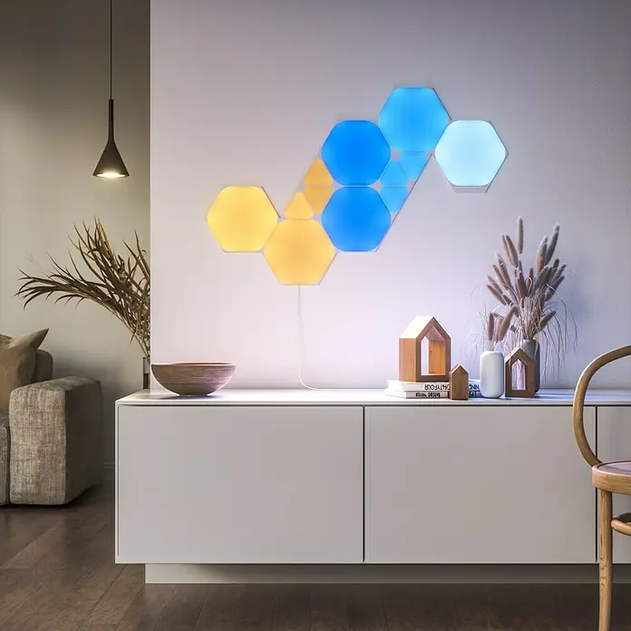 Nanoleaf Erweiterungskit Shapes Hexagons 3 Panels3 Stk., Weiß, RGBW, Hexagons, Smart Home-fähig: Ja - Wandpaneele mit sechseckigem Design in Gelb- und Blautönen, die ein modernes und stilvolles Ambiente erzeugen.