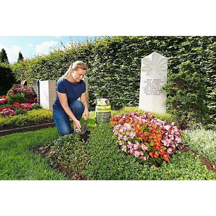 Floragard Graberde - 10 l, Torfreduziert - Frau gärtnert mit Floregard Graberde auf einem Friedhof, um die Grabstätte zu pflegen und zu verschönern.