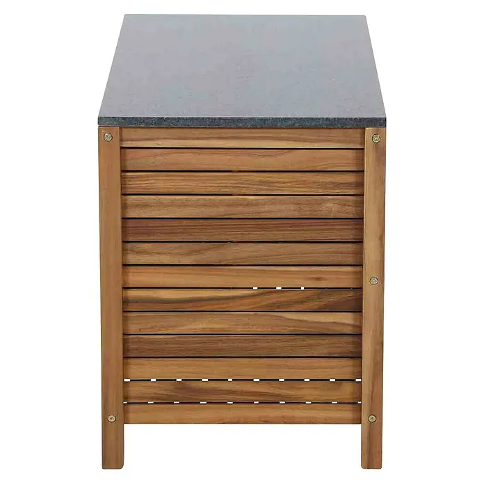 Siena Garden Outdoorküchen-Modul Riva - Natur/Dunkelgrau, B x T x H: 100 x 52 x 67 cm, Granit - Nahaufnahme eines Outdoor-Lagerschranks mit horizontalen Holzlatten und einer grauen Steinplatte.