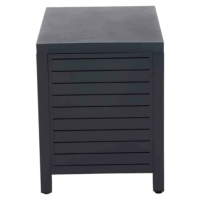 Siena Garden Outdoorküchen-Modul Texas - Anthrazit, B x T x H: 90 x 56 x 70,5 cm - Aufnahme eines anthrazitfarbenen, würfelförmigen Gartenbeistelltisches mit horizontalen Lamellen, ideal für den Außenbereich.