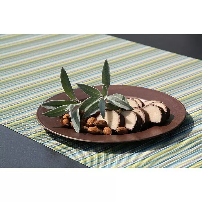 Blu Bio Marzipansalbei - Salvia officinalis, Topfgröße: 12 cm - Geschnittene, schokoladenüberzogene Marzipankonfekt mit Mandeln und Salbeizweigen auf braunem Teller, auf gestreiftem Platzset.