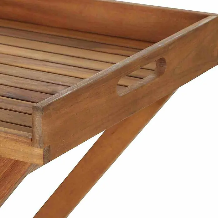 Siena Garden Serviertisch Minera - L x B x H: 80 x 45 x 99,5 cm, Akazie, Naturbraun - Nahaufnahme eines klappbaren Holztabletts mit Griffen und Lattenrost, ideal für Frühstück oder den Transport von Speisen.