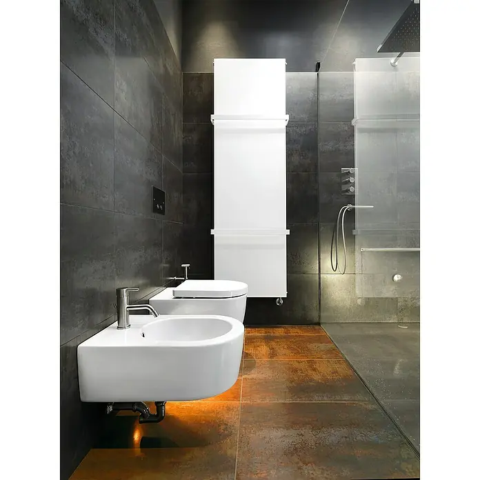 Feinsteinzeugfliese Metallic Brown - 100 x 100 cm, Braun, Matt - Elegantes Badezimmer-Interieur mit einem stilvollen, wandmontierten Bidet und WC in Weiß, ergänzt durch eine moderne Heizung und Dusche.