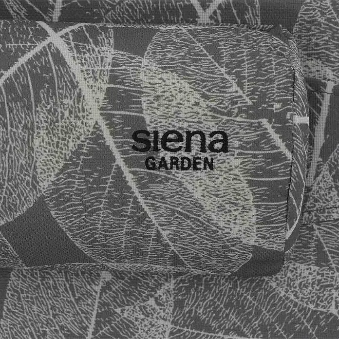 Siena Garden Campingliege NaturaGrau, Metall, Rückenlehne verstellbar - Nahaufnahme eines Kissens der Marke Siena Garden mit Blättermuster in Grau- und Weißtönen und dem Schriftzug "Siena Garden".