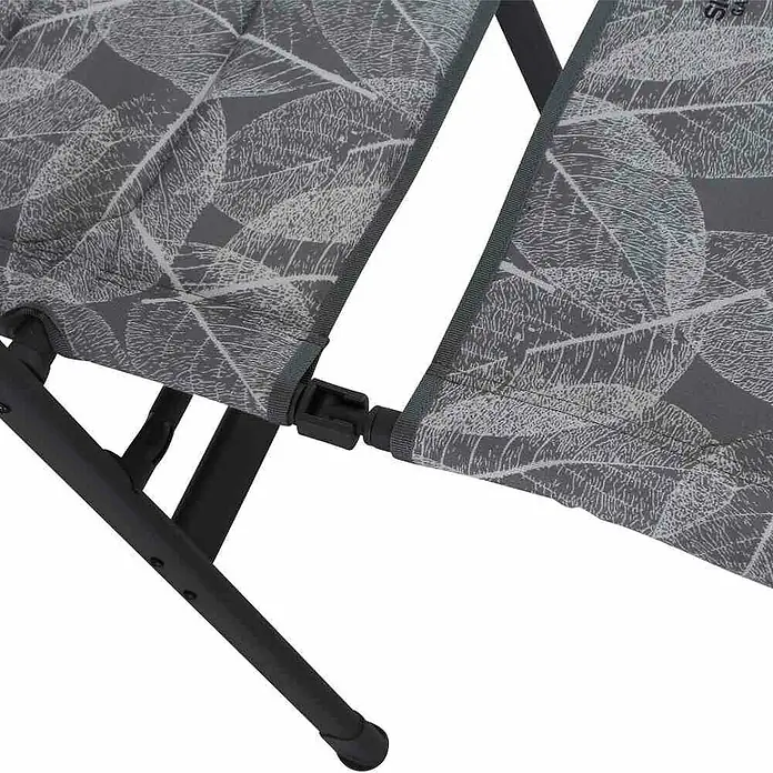 Siena Garden Beinauflage Natura - Grau - Nahaufnahme eines Campingstuhls mit grauem Blätterdesign und schwarzem Gestell, der sich ideal für Outdoor-Abenteuer eignet.