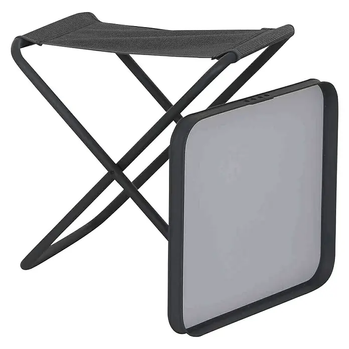 Siena Garden Tischaufsatz Comfort für Hocker - L x B: 48,5 x 41 cm, Grau - Klapphocker mit Stoffbezug und einem grauen, rechteckigen Gegenstand, möglicherweise eine Tragetasche oder eine Platte, die daneben steht.