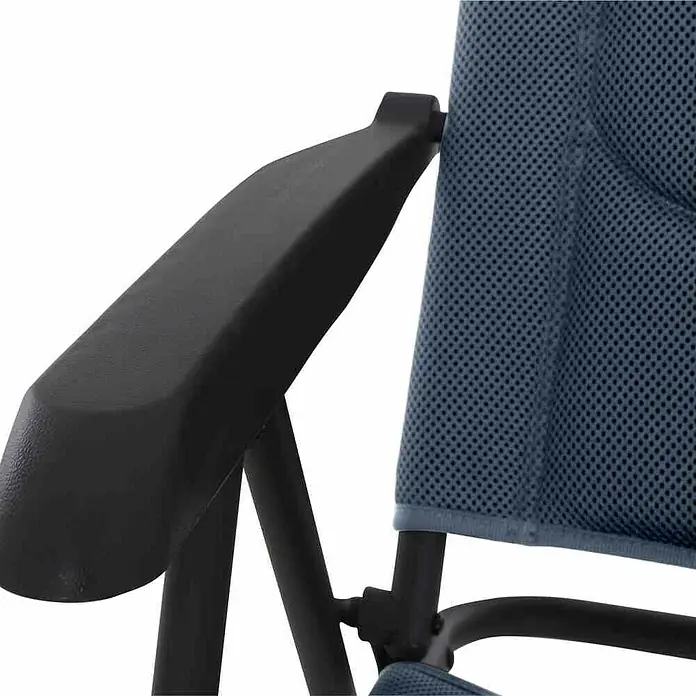 Siena Garden Campingstuhl Premium - Rückenlehne verstellbar, Blau, B x T x H: 70,5 x 59 x 118 cm - Detailaufnahme eines Bürostuhls mit blauer Netzbespannung und schwarzer Armlehne.