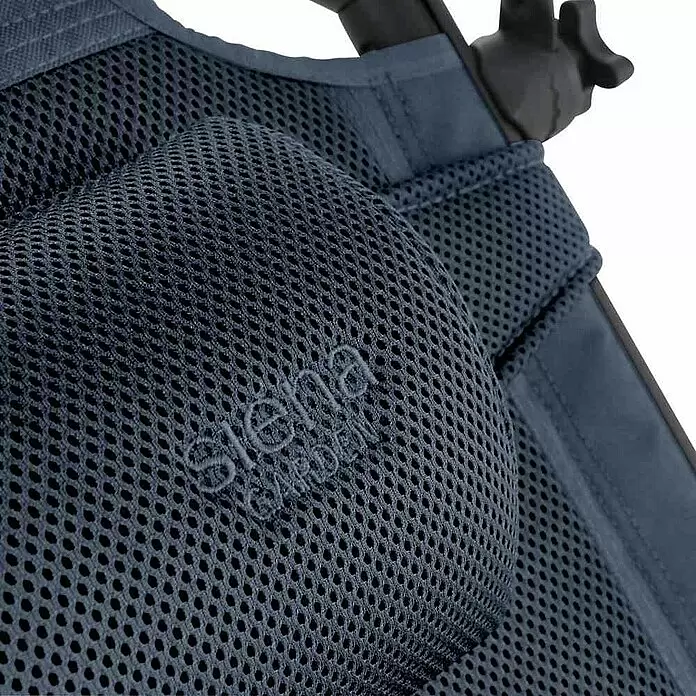 Siena Garden Campingliege Premium - Blau, Metall, Rückenlehne verstellbar - Nahaufnahme von dunkelblauem Netzgewebe mit gesticktem 'siena garden', Teil von Gartenmöbeln.