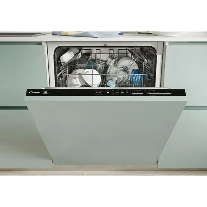Marinelli Cucine Vormontierte Winkelküche Cassiopea - B x T: 250 x 225 cm, Hellgrau, Mit Elektrogeräten, Spüle rechts - Nahaufnahme eines Candy Geschirrspülers mit geöffneter Tür, gefüllt mit Geschirr, in einem hellen Küchendesign.