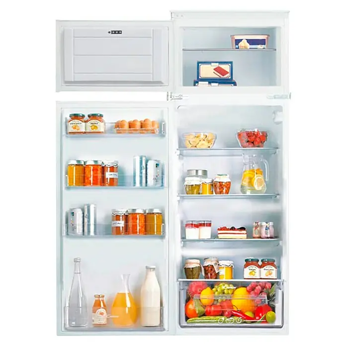 Marinelli Cucine Vormontierte Küchenzeile GiuliaBreite: 275 cm, Weiß, Mit Elektrogeräten, Dekor Arbeitsplatte: Marmoroptik, Spüle rechts - Ein weißer Kühlschrank ist mit Lebensmitteln wie Obst, Gemüse, Getränken, Eiern, Marmelade und Desserts gefüllt.