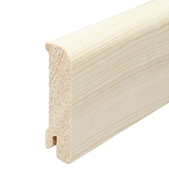 Sockelleiste - 240 x 1,8 x 7,6 cm, Kiefer - Detailaufnahme einer hellen, unbehandelten Holzfußleiste mit abgerundeter Kante und Nutprofil. Ideal für den Innenausbau.