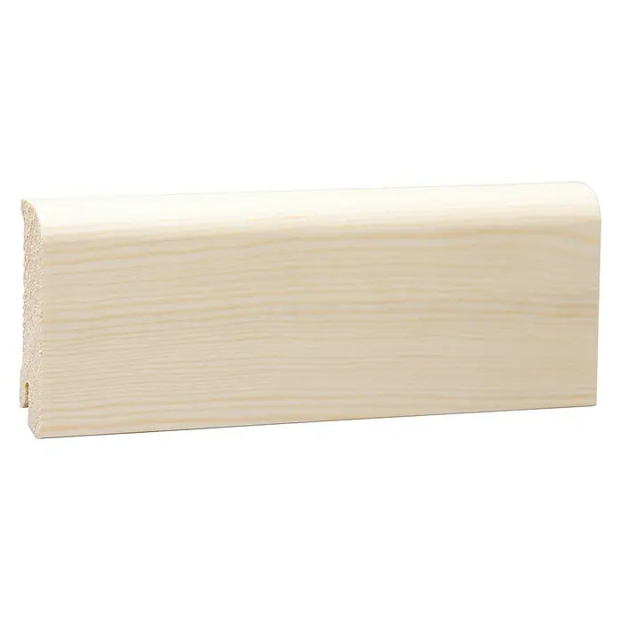 Sockelleiste - 240 x 1,8 x 7,6 cm, Kiefer - Ein helles, unbehandeltes Holzprofil mit abgerundeter Kante, ideal für Innenausbau und Dekoration, präsentiert auf schwarzem Hintergrund.