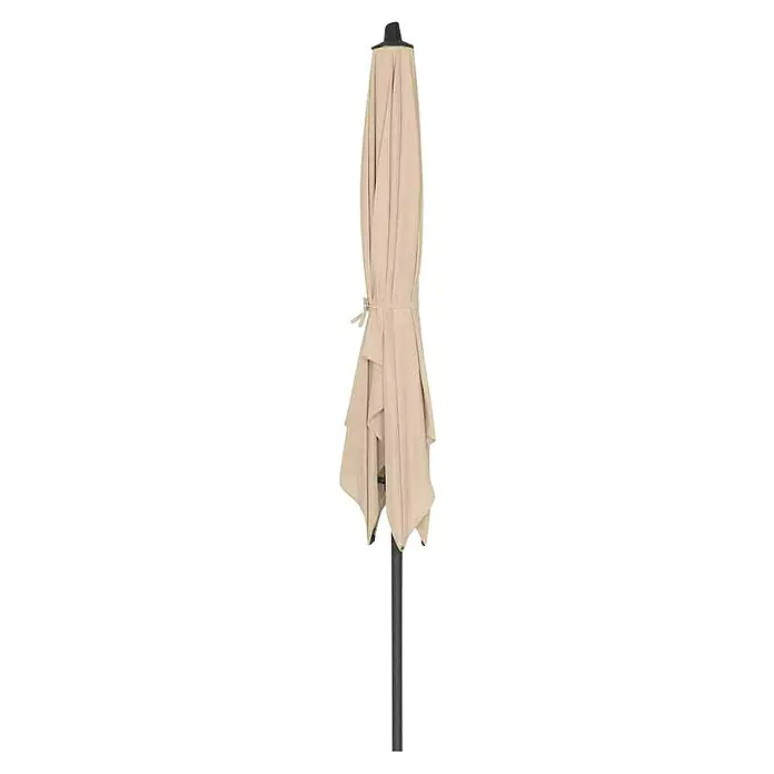 Siena Garden Marktschirm AvioEcru, Bespannungsmaß (L x B): 200 x 250 cm - Ein beigefarbener, zusammengebundener Sonnenschirm mit einem dunklen Ständer steht im Fokus. Ideal für sonnige Tage im Garten.