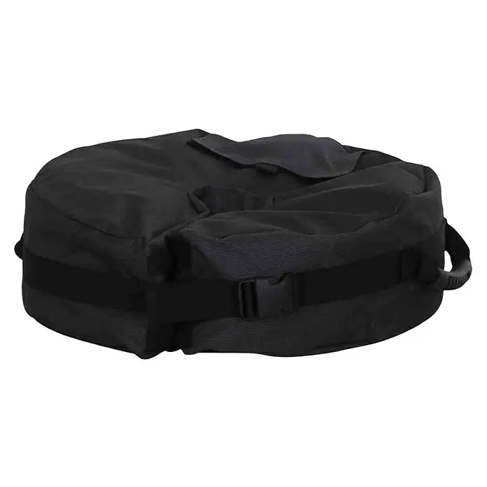 Siena Garden Schirmständer Beschwerung - Durchmesser: 45 cm, Geeignet für: Schirmständer, Anthrazit - Ein runder, schwarzer Sandsack mit einem Riemen und einer Schnalle, der als Gewicht dient und für Stabilität und Halt bei Foto- und Videoaufnahmen sorgt.