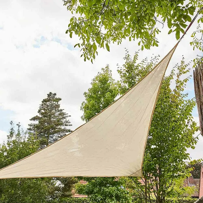 Siena Garden Sonnensegel Solino - L x B: 500 x 500 cm, Grau, Dreieckig - Dreieckiges Sonnensegel, das Schatten spendet. Das Tuch ist cremefarben mit einer braunen Kante. Das Segel ist zwischen den Bäumen aufgehängt.