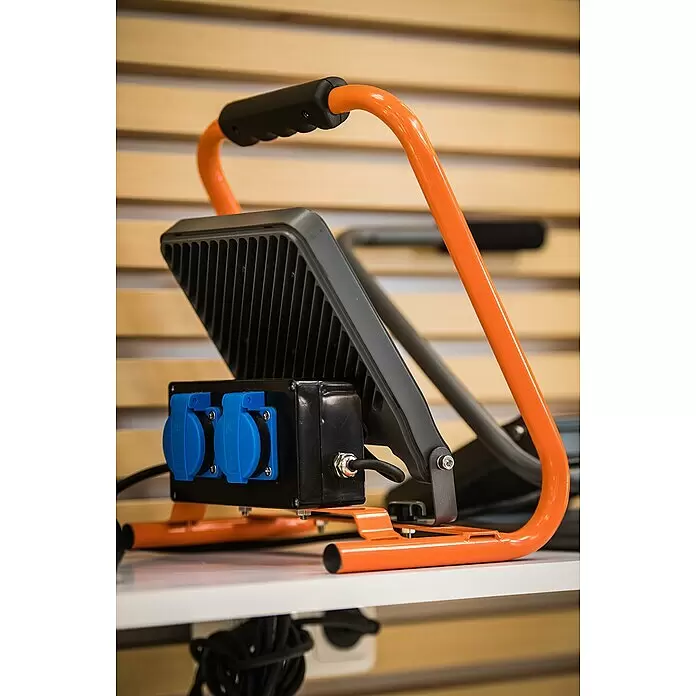 Ledvance LED-Strahler - 30 W, 2.700 lm, 4.000 K, L x B x H: 19 x 22 x 29 cm, IP44 - Stimmungsaufnahme