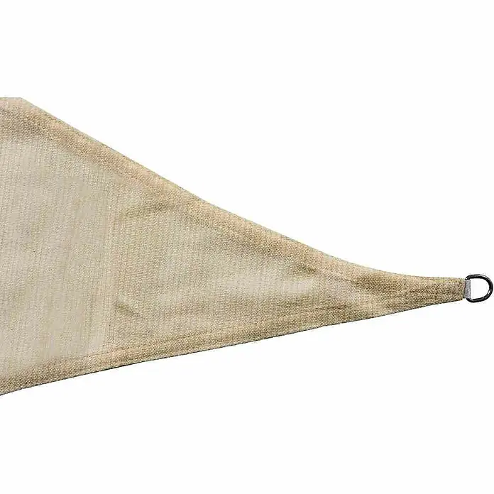 Siena Garden Sonnensegel SolinoL x B: 360 x 360 cm, Ecru, Quadratisch - Nahaufnahme eines beigefarbenen Sonnensegels mit einem Metallring zur Befestigung. Das Segel ist aus einem robusten, gewebten Material gefertigt.